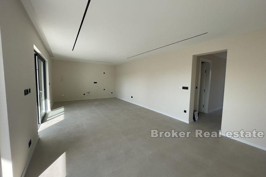 Villa nouvellement construite avec piscine