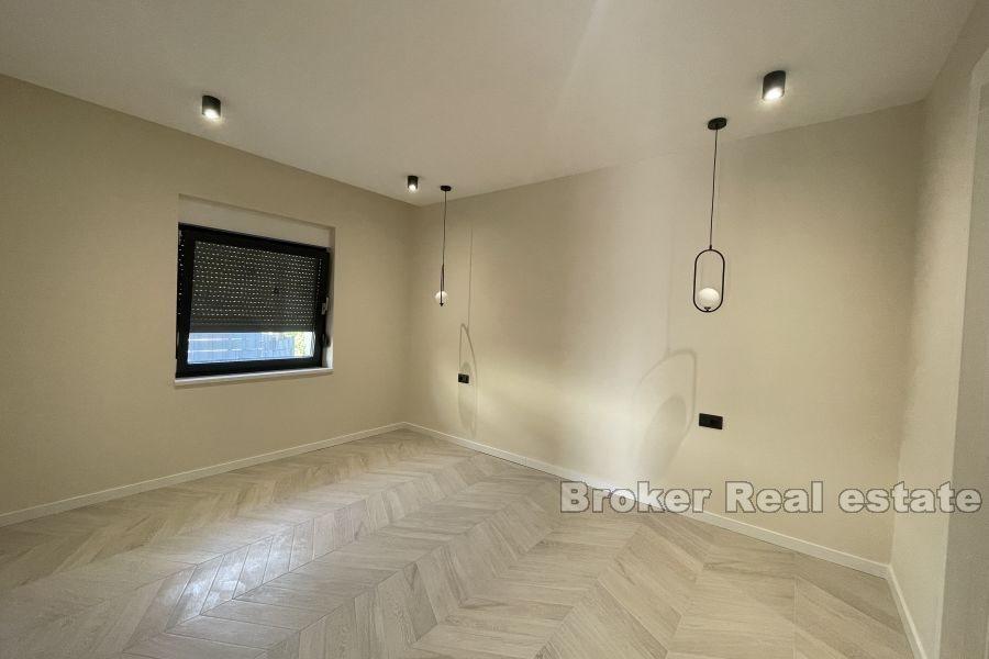 Villa nouvellement construite avec piscine