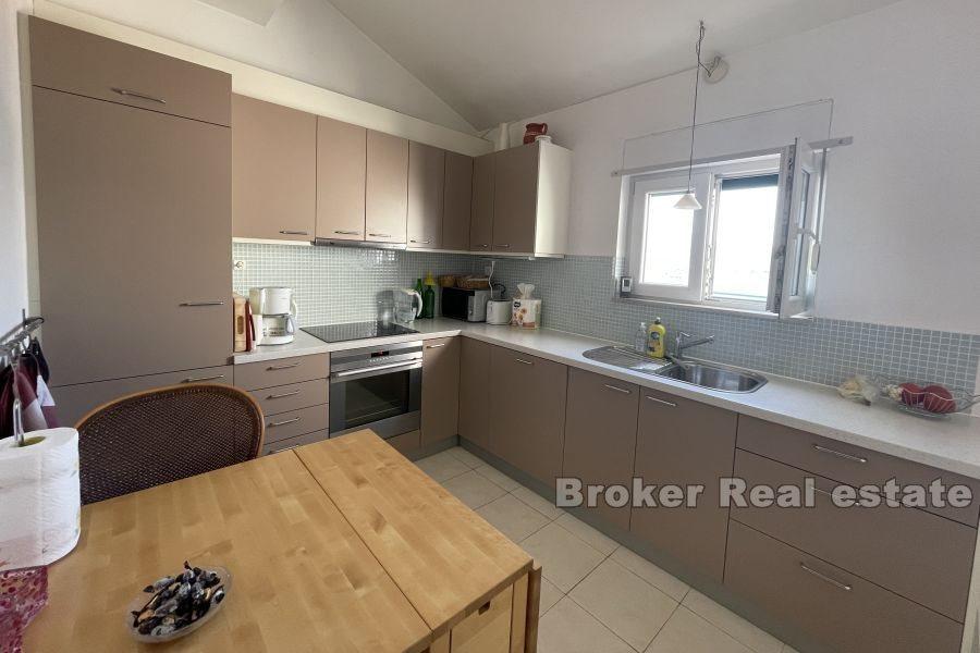 Appartement deux pièces en attique avec vue mer