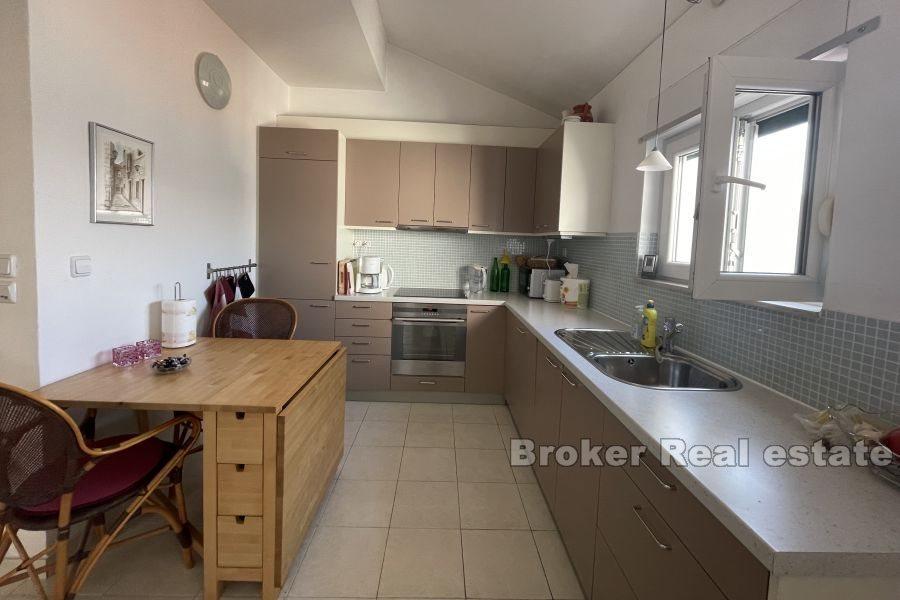 Appartement deux pièces en attique avec vue mer