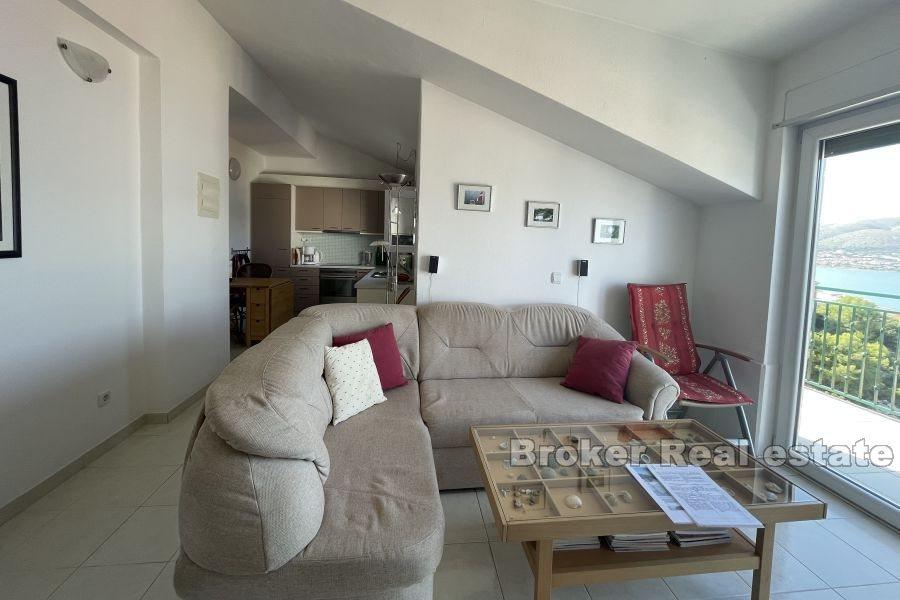 Appartement deux pièces en attique avec vue mer