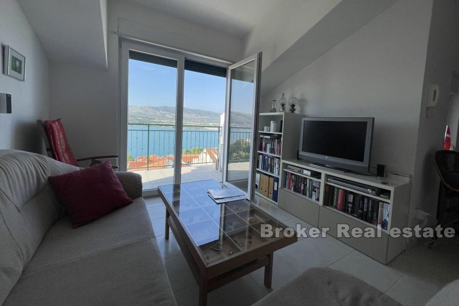 Appartement deux pièces en attique avec vue mer