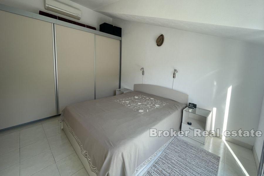 Appartement deux pièces en attique avec vue mer