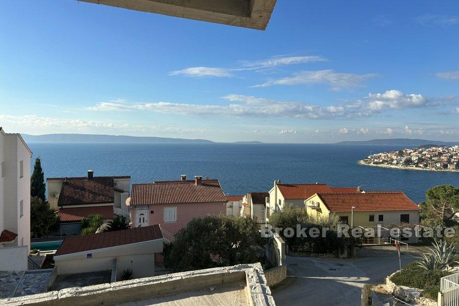 001-2035-135-island-Ciovo-Luxurious-penthouse-with-an-open-sea-view-for-sale