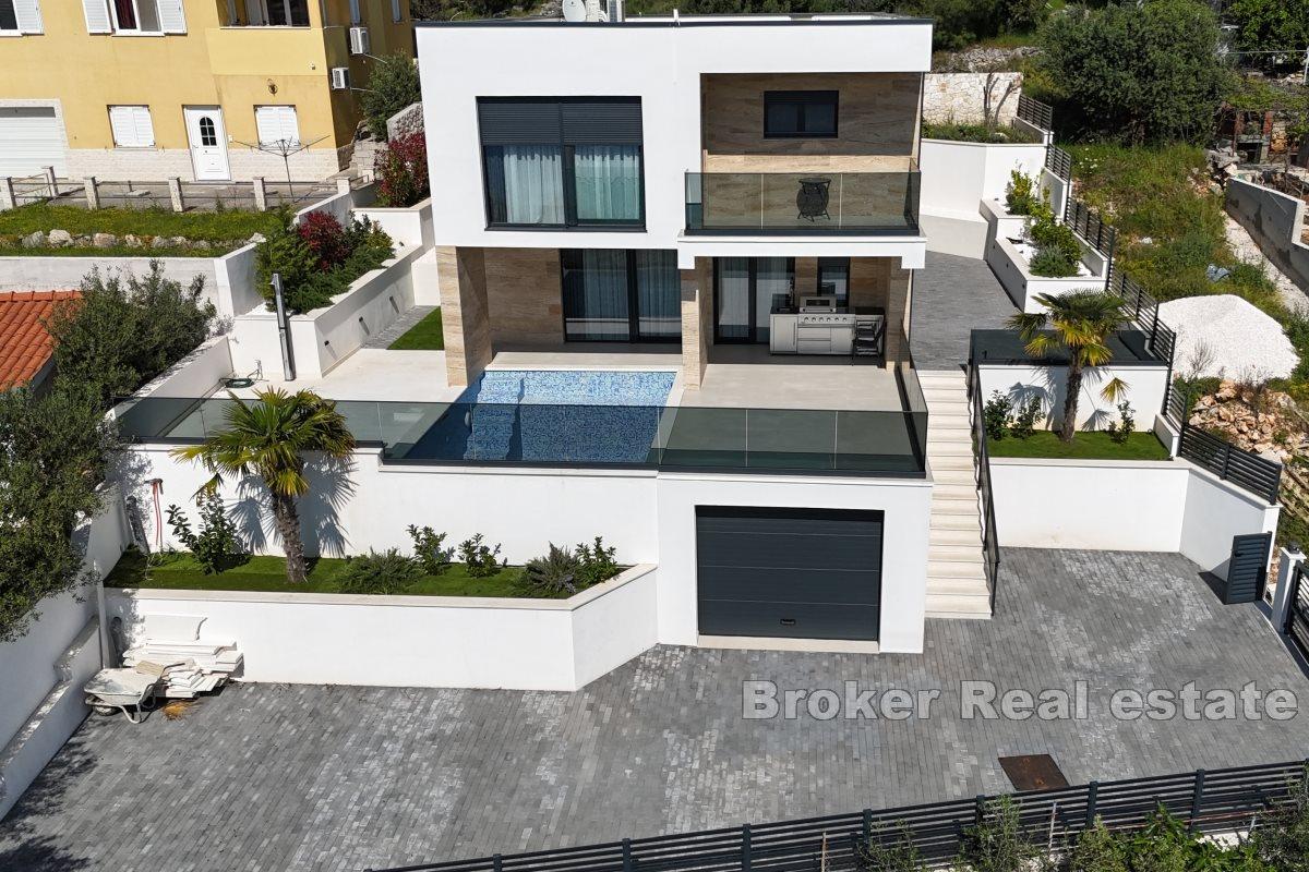 Luxusní vila s bazénem v blízkosti moře