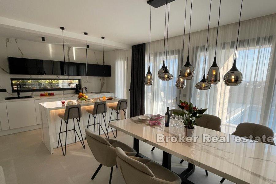 Luxusní vila s bazénem v blízkosti moře