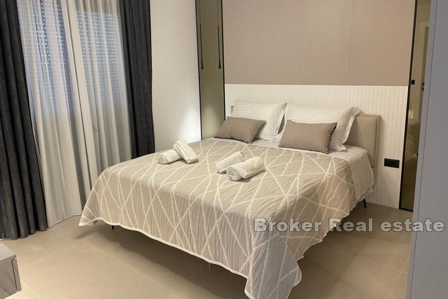 Luxusní vila s bazénem v blízkosti moře