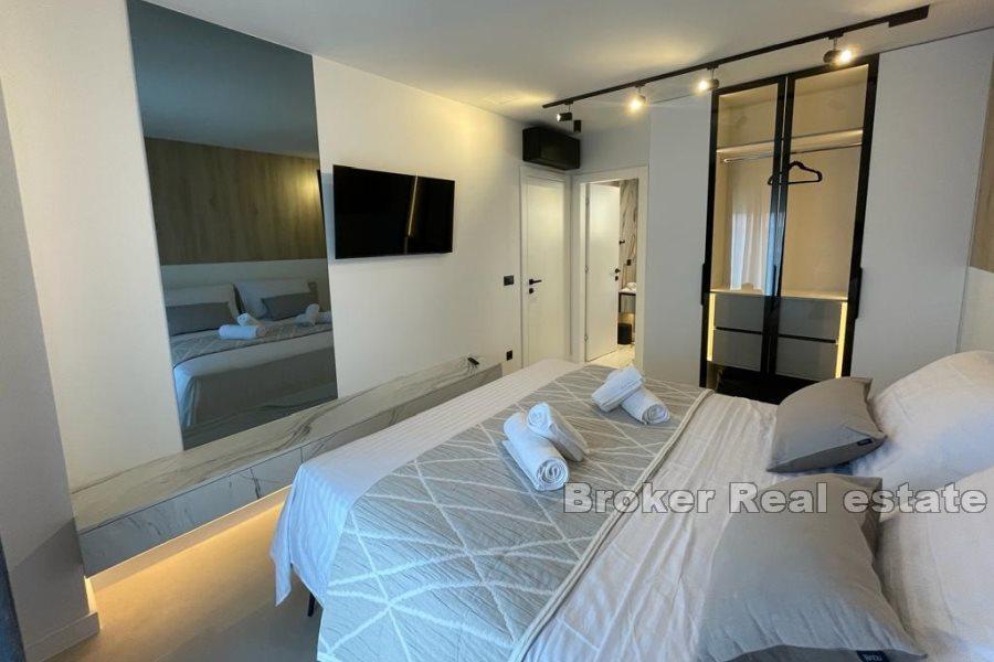 Lyxig villa med pool nära havet