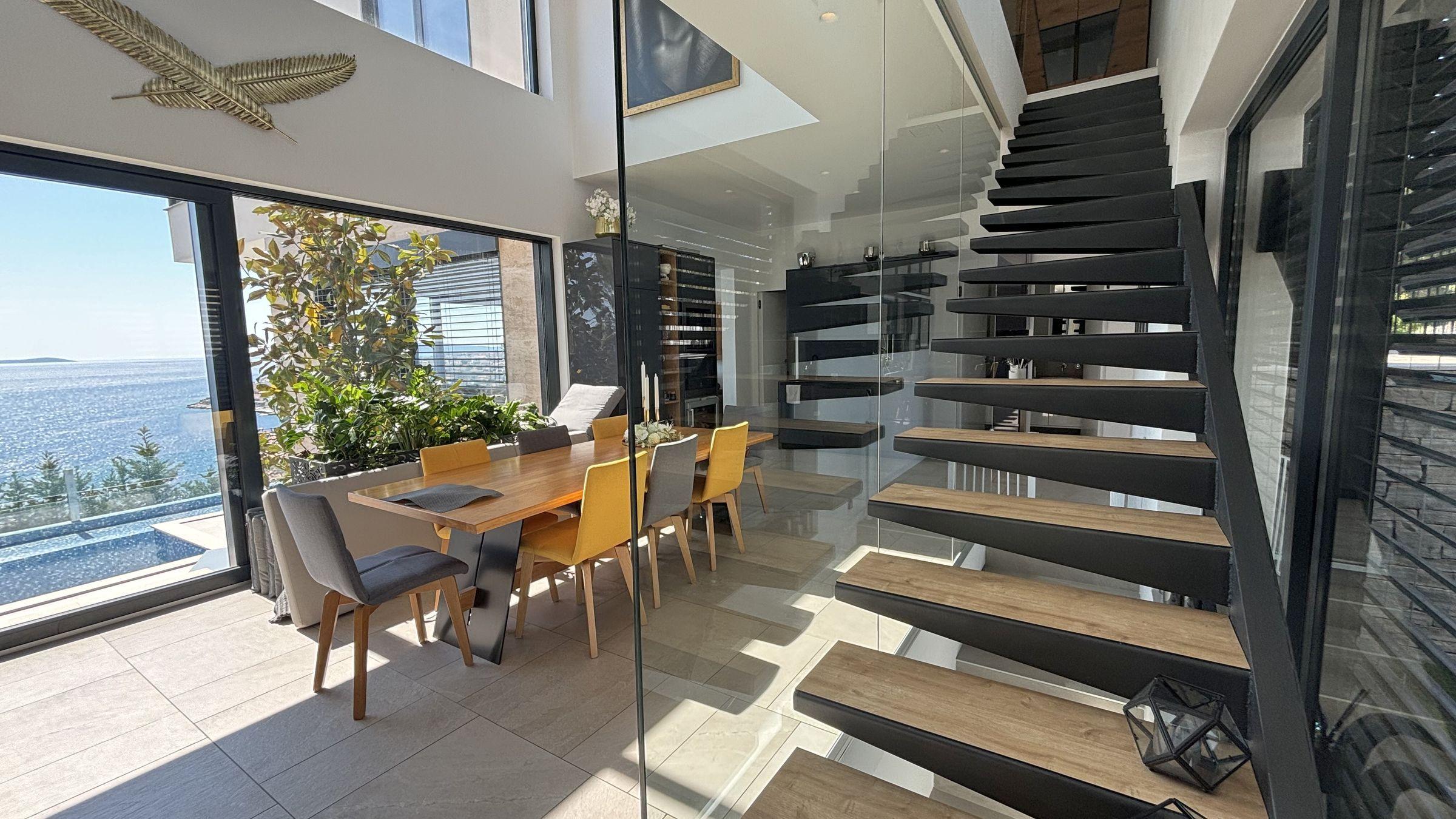 Lyxig villa med öppen havsutsikt