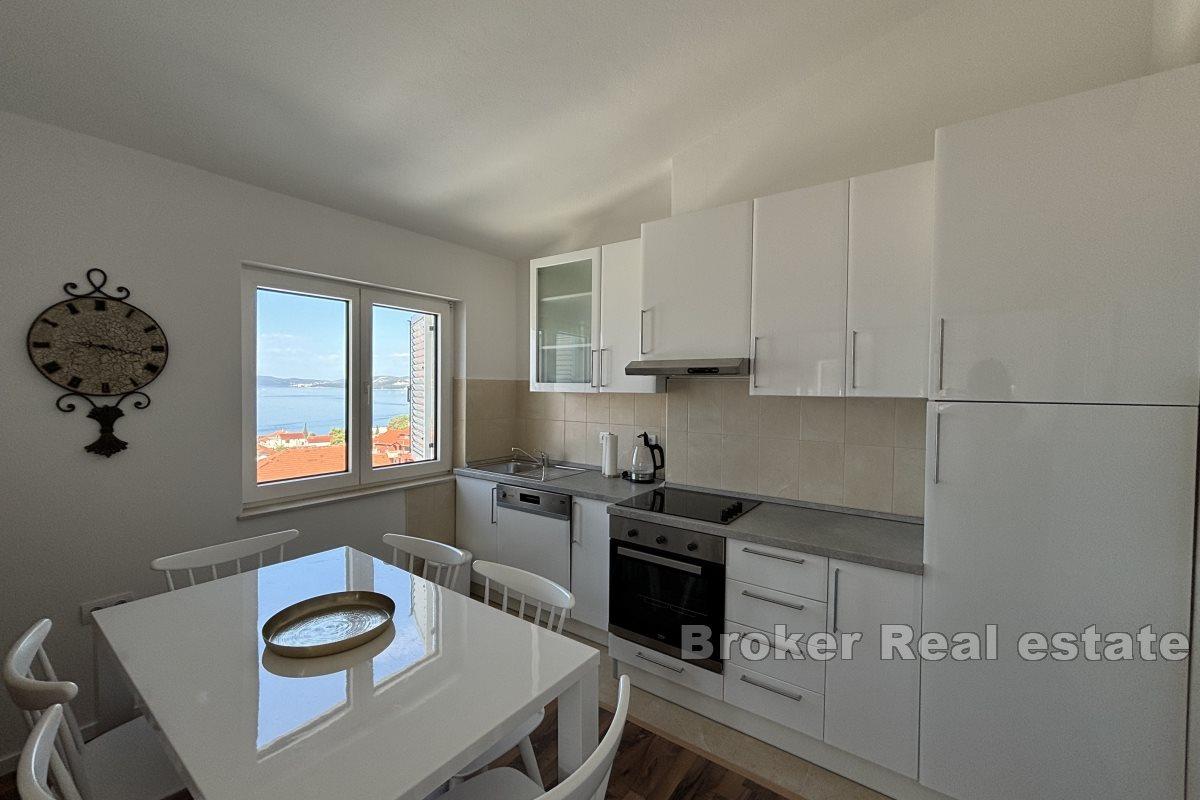 Appartement confortable de trois chambres avec une vue dégagée sur la mer