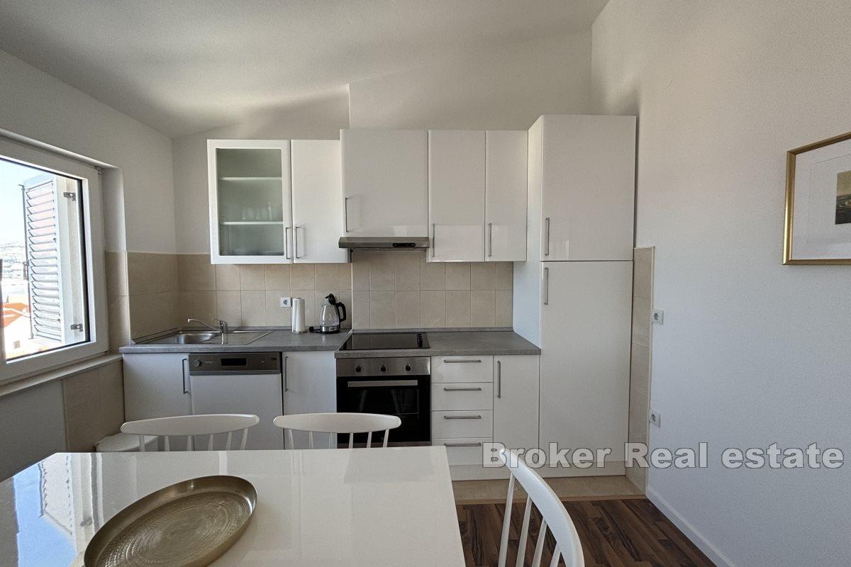 Appartement confortable de trois chambres avec une vue dégagée sur la mer