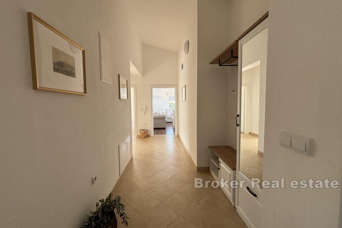Appartement confortable de trois chambres avec une vue dégagée sur la mer