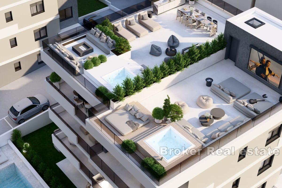 Lägenheter i ny byggnad med pool