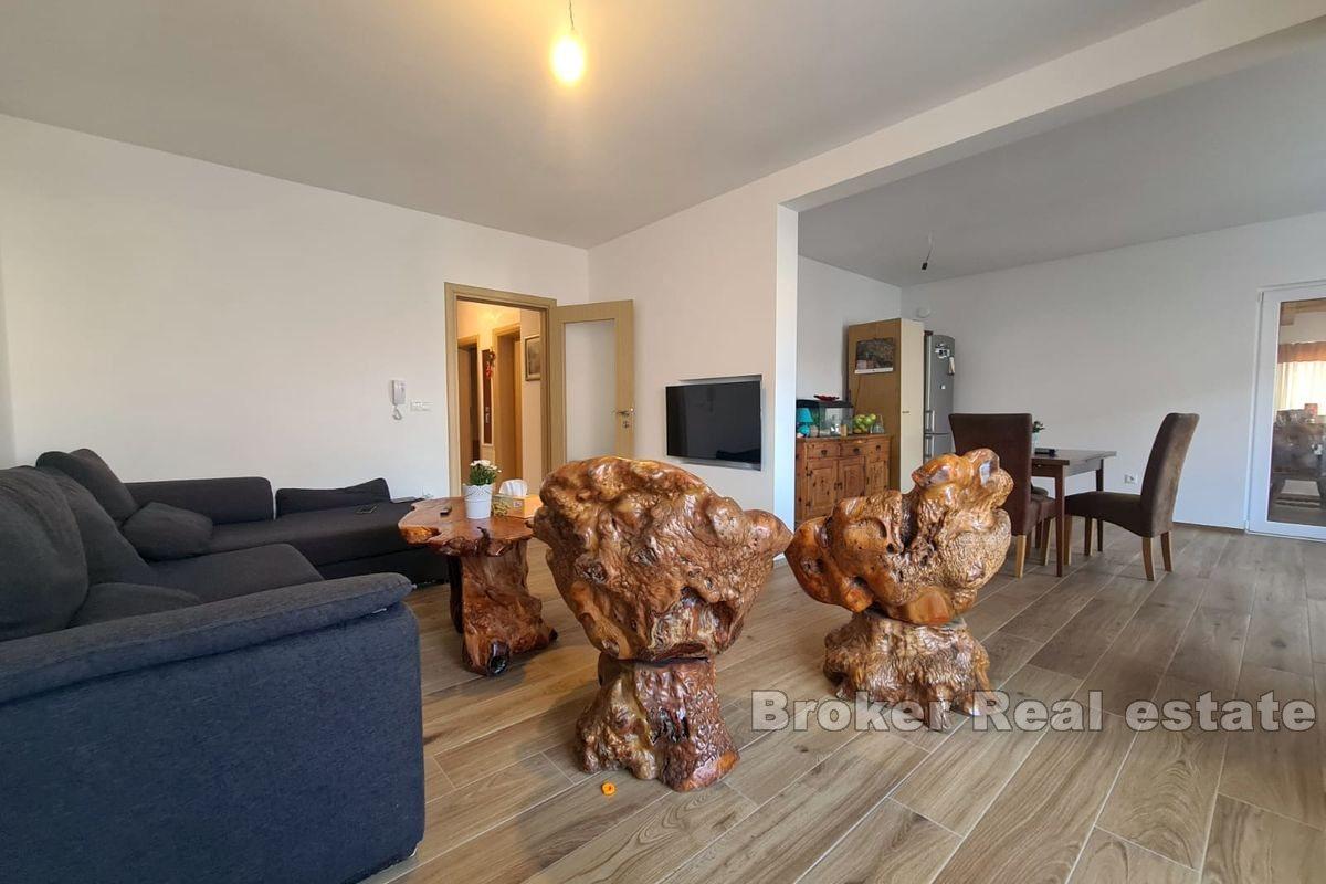 001-2035-159-island-ciovo-spacious-three-bedroom-apartment-for-sale