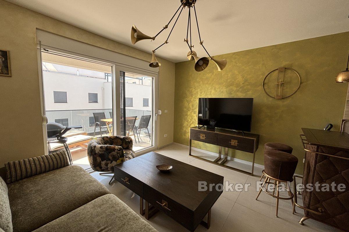 Moderní apartmán s částečným výhledem na moře