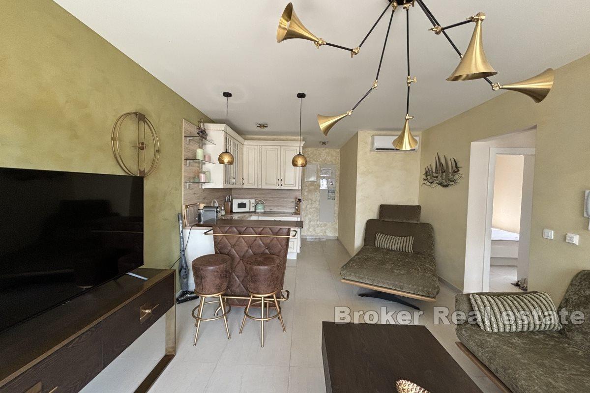 Moderní apartmán s částečným výhledem na moře