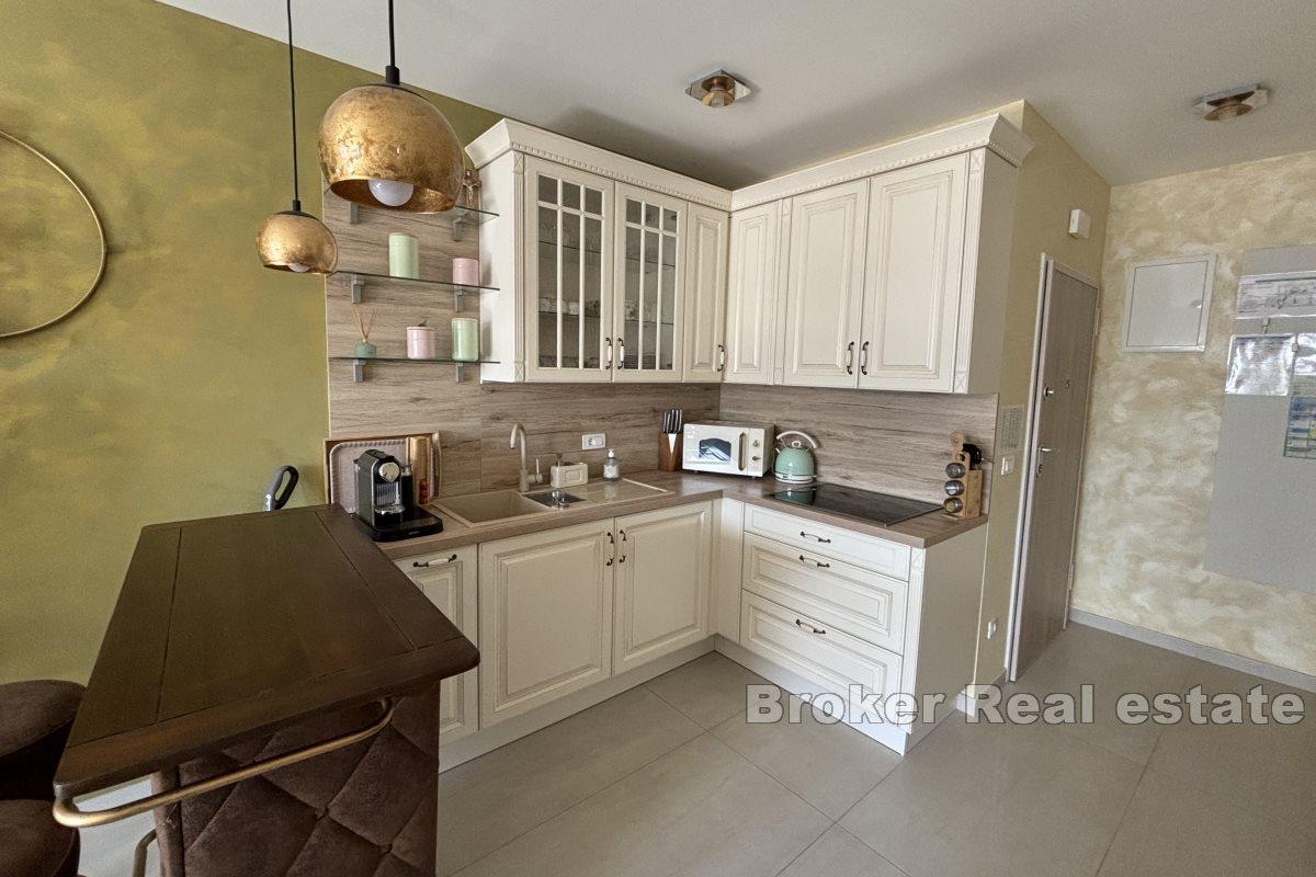 Nowoczesny apartament z częściowym widokiem na morze