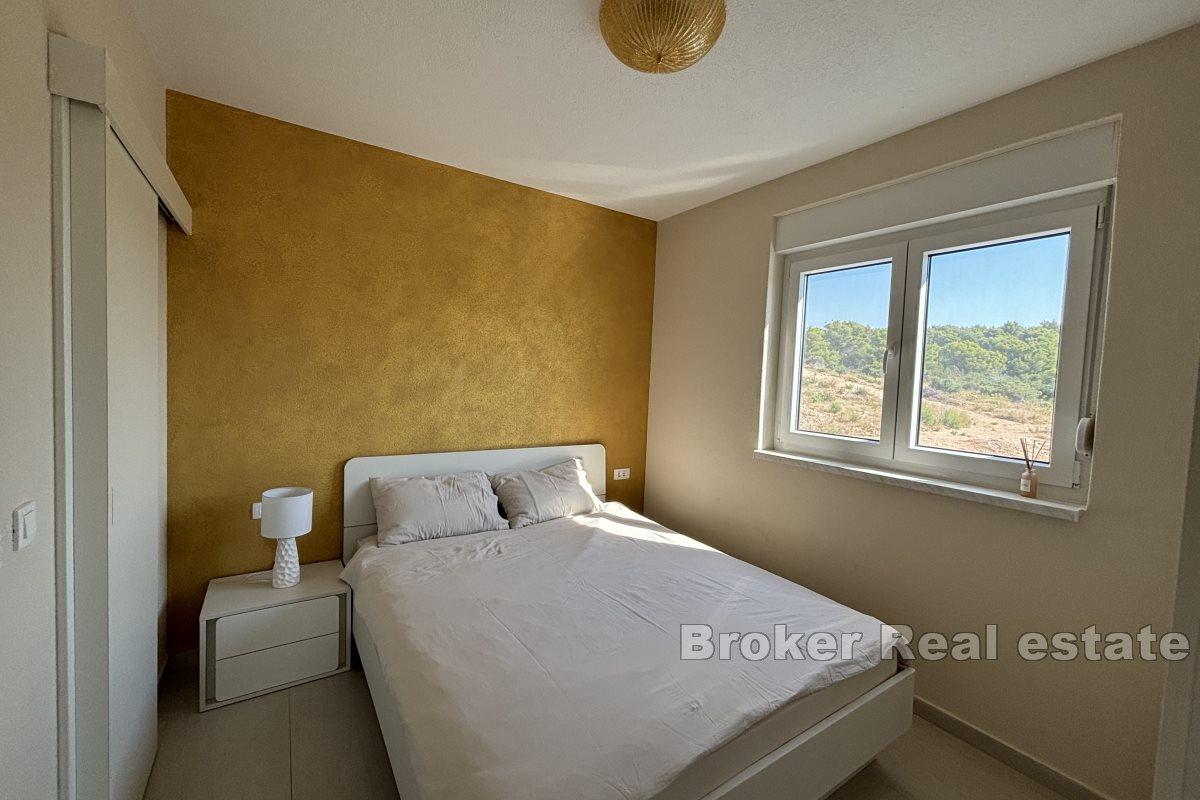 Appartement moderne avec vue partielle sur la mer