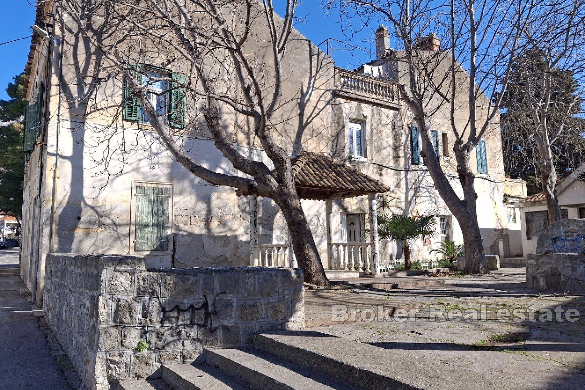 Casa con terreno edificabile in posizione privilegiata