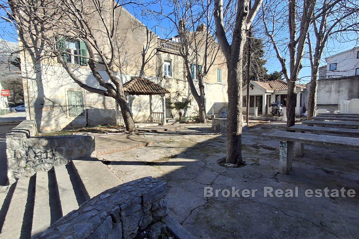 Hus med byggegrunn med førsteklasses beliggenhet