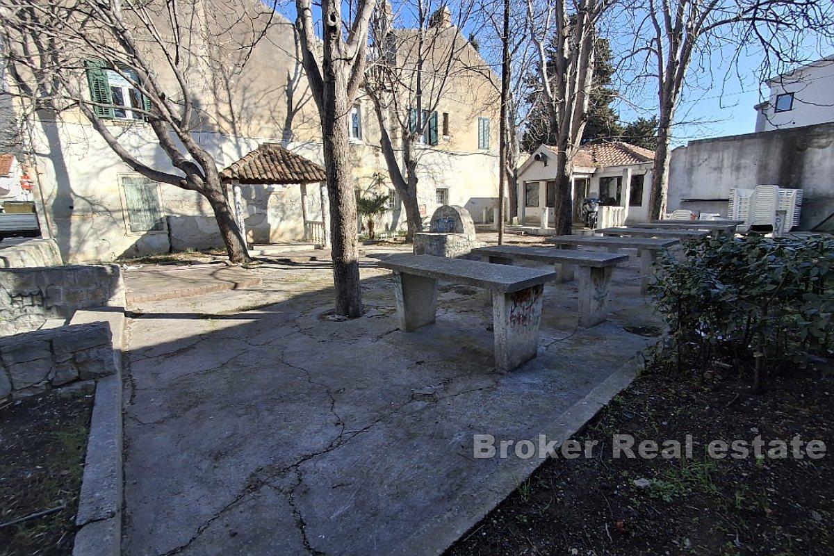 Kuća s građevinskim zemljištem na odličnoj lokaciji