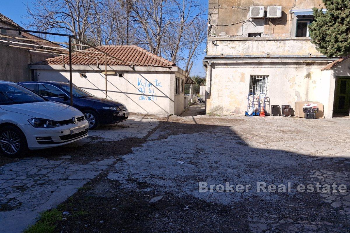 Casa con terreno edificabile in posizione privilegiata