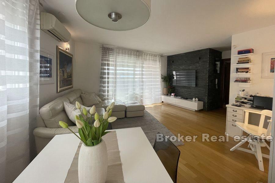 Žnjan, appartement de deux chambres avec terrasse