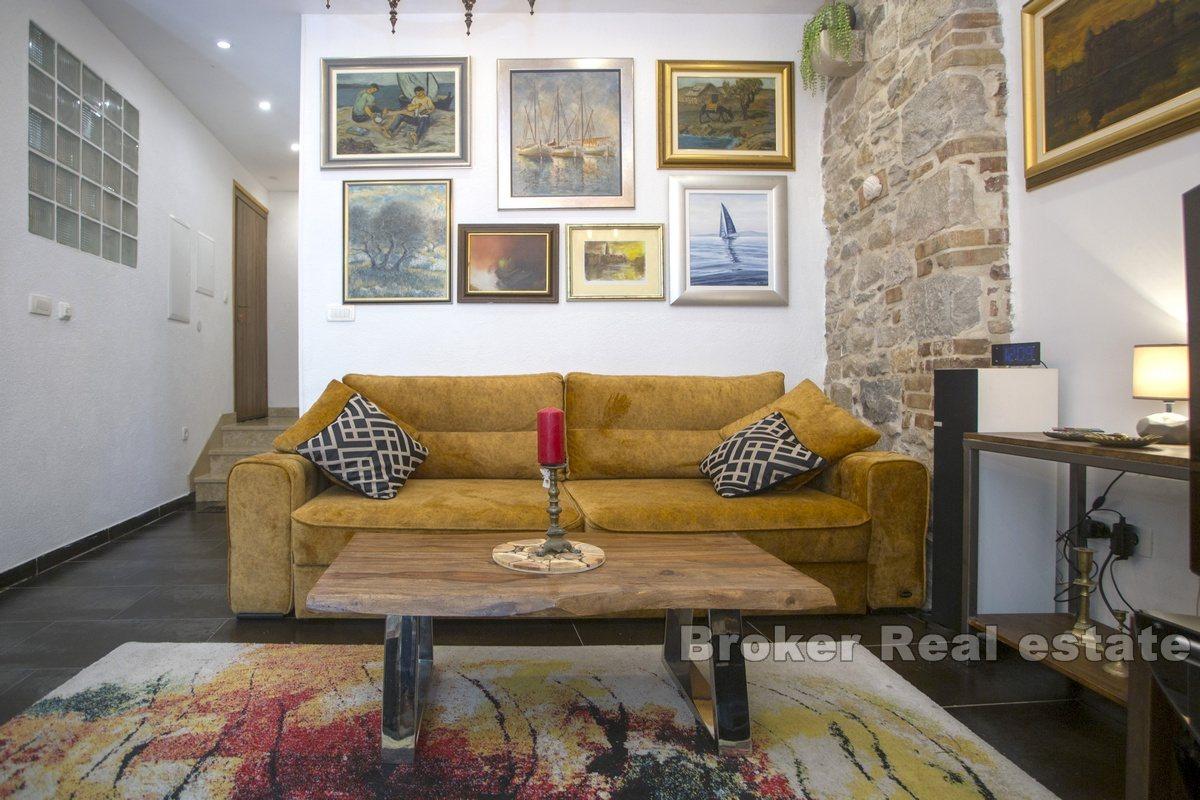 Kamienny dom z dziedzińcem w doskonałej lokalizacji