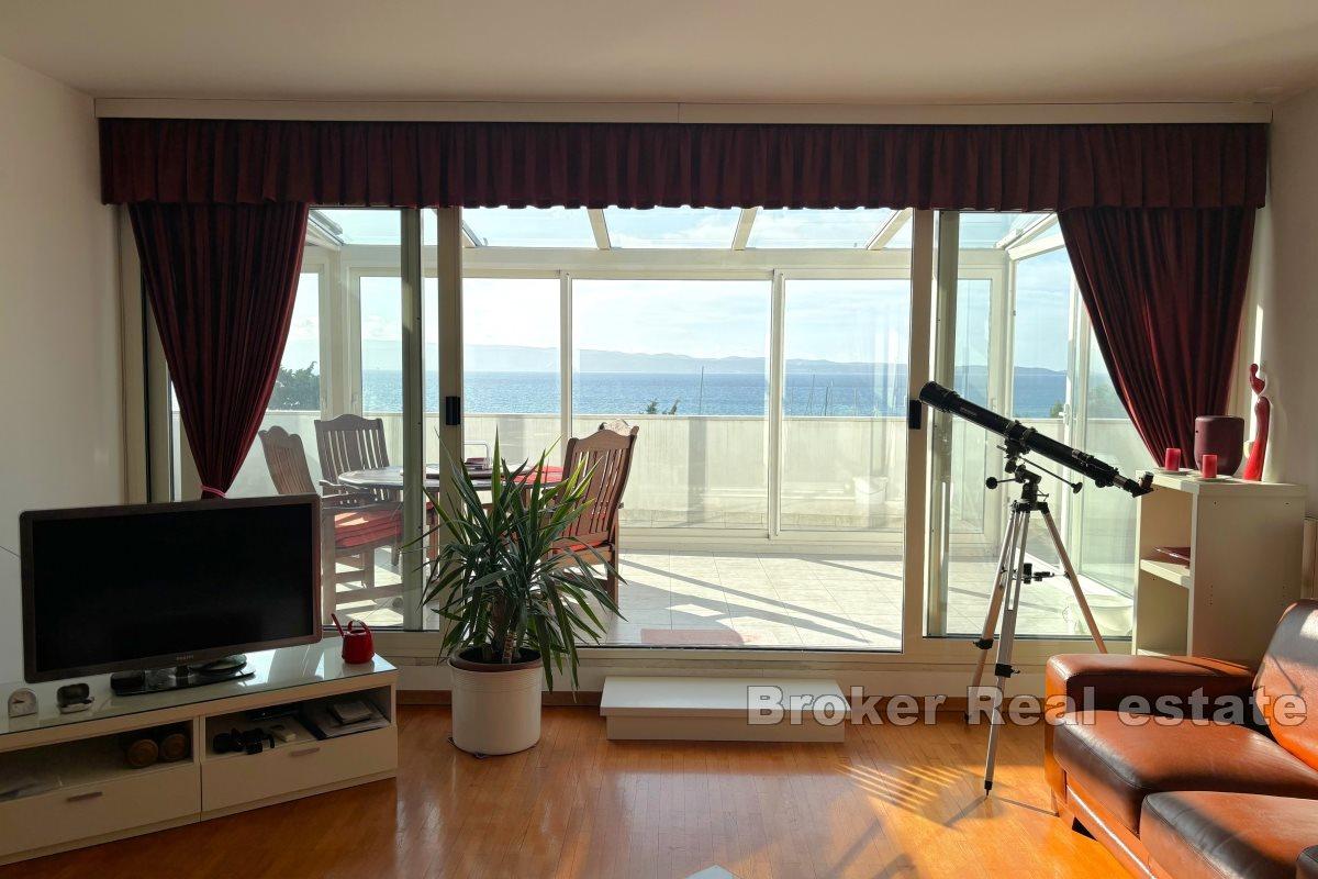 Prostorný penthouse s výhledem na moře