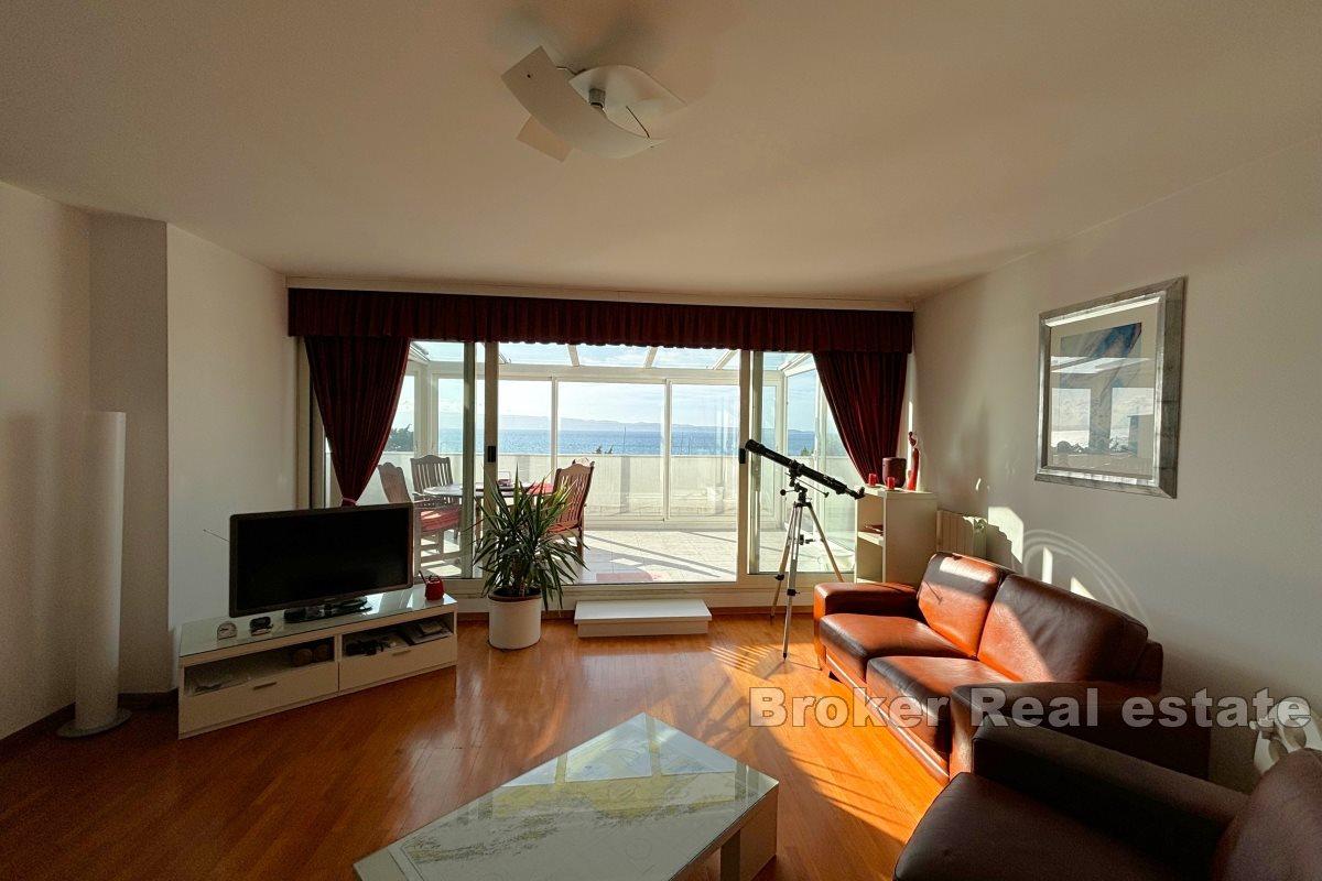 Spacious penthouse with sea view