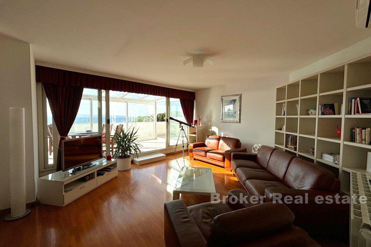 Spacious penthouse with sea view