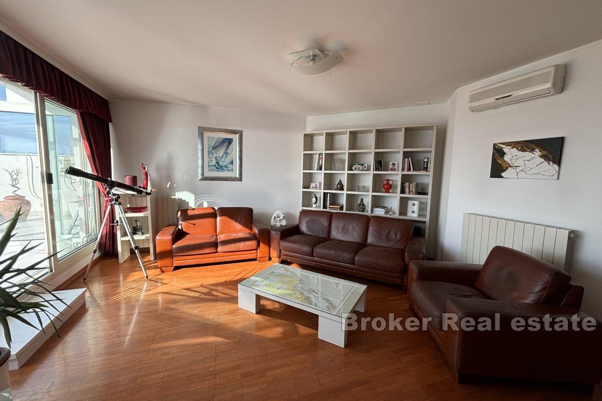 Prostorný penthouse s výhledem na moře