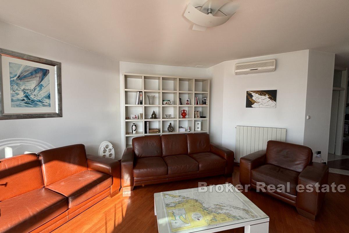 Prostorný penthouse s výhledem na moře