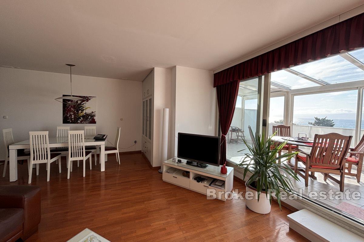 Prostorný penthouse s výhledem na moře