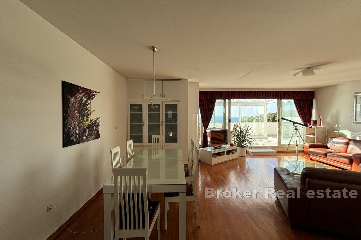 Prostorný penthouse s výhledem na moře