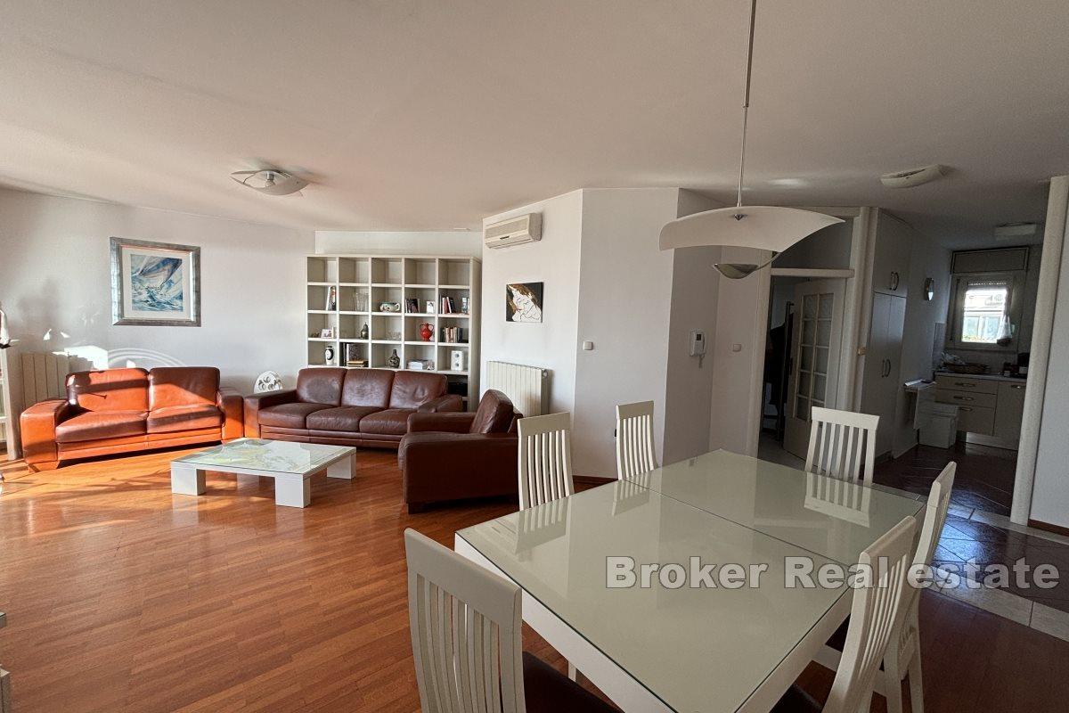 Prostorný penthouse s výhledem na moře