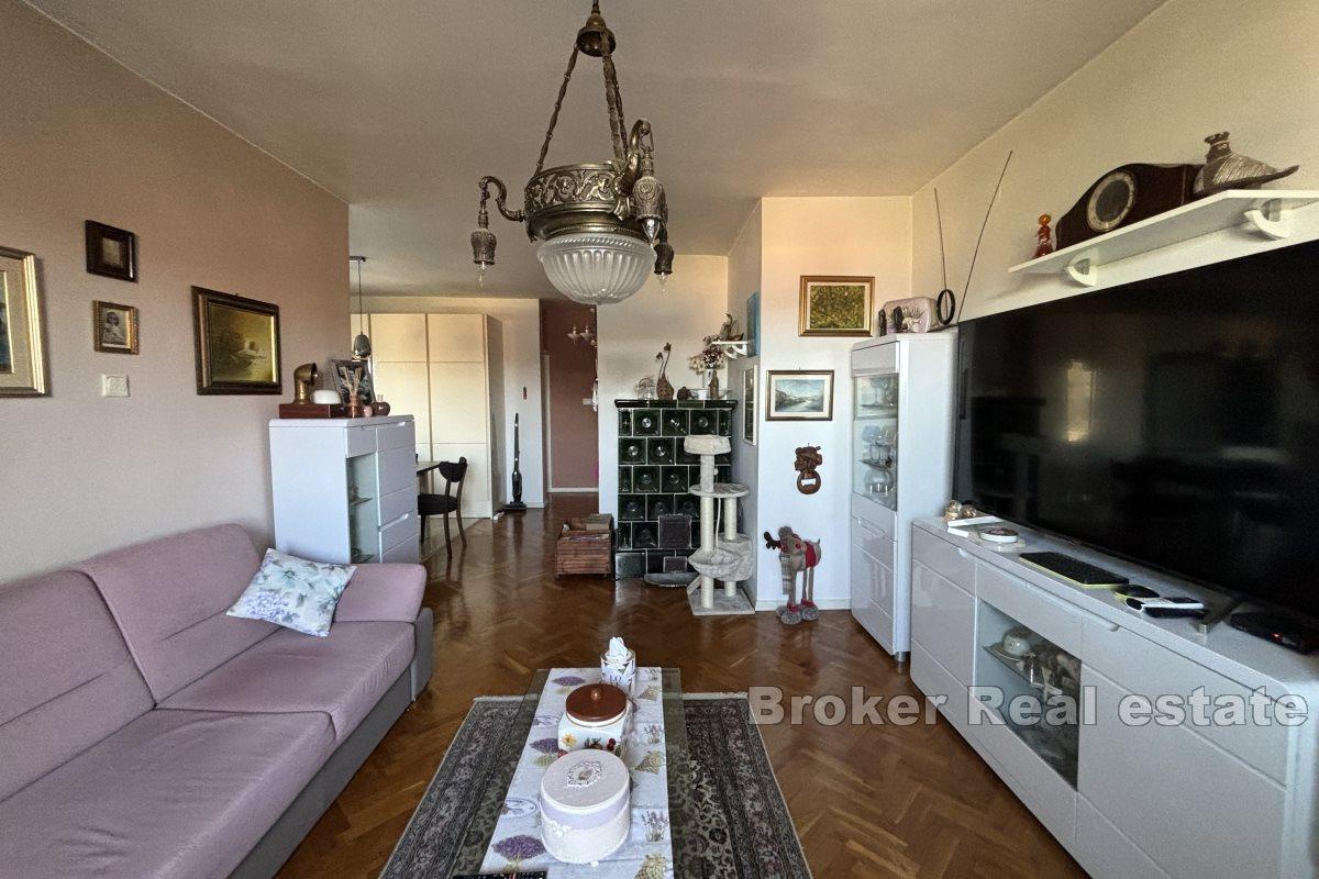 Two bedroom apartment with a view of the sea and a spacious garden