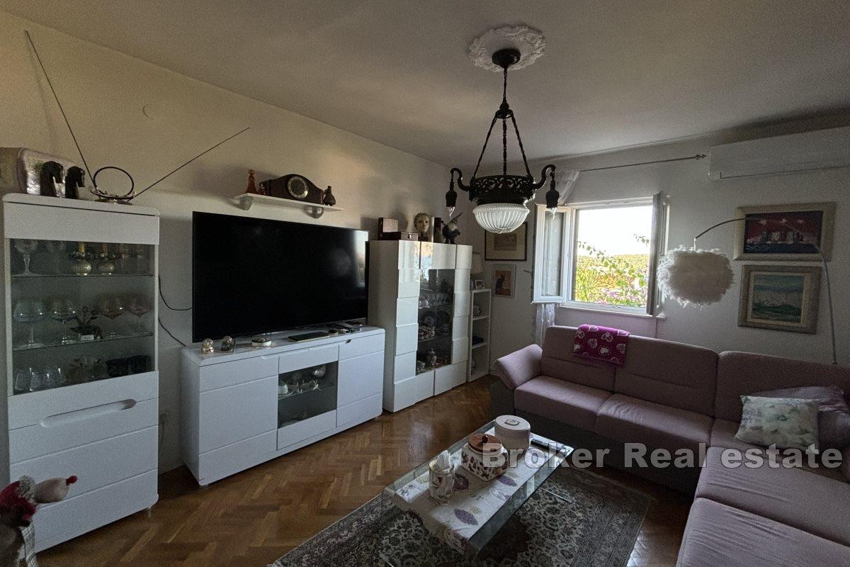 Zwei-Zimmer-Wohnung mit Meerblick und großem Garten