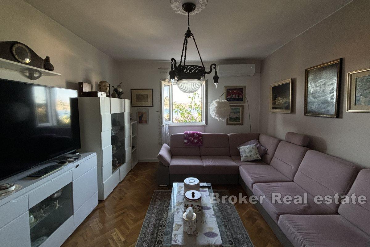 Zwei-Zimmer-Wohnung mit Meerblick und großem Garten