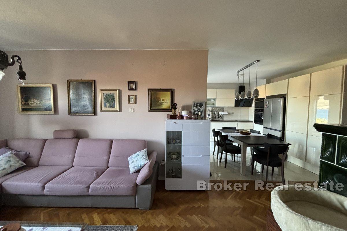 Two bedroom apartment with a view of the sea and a spacious garden