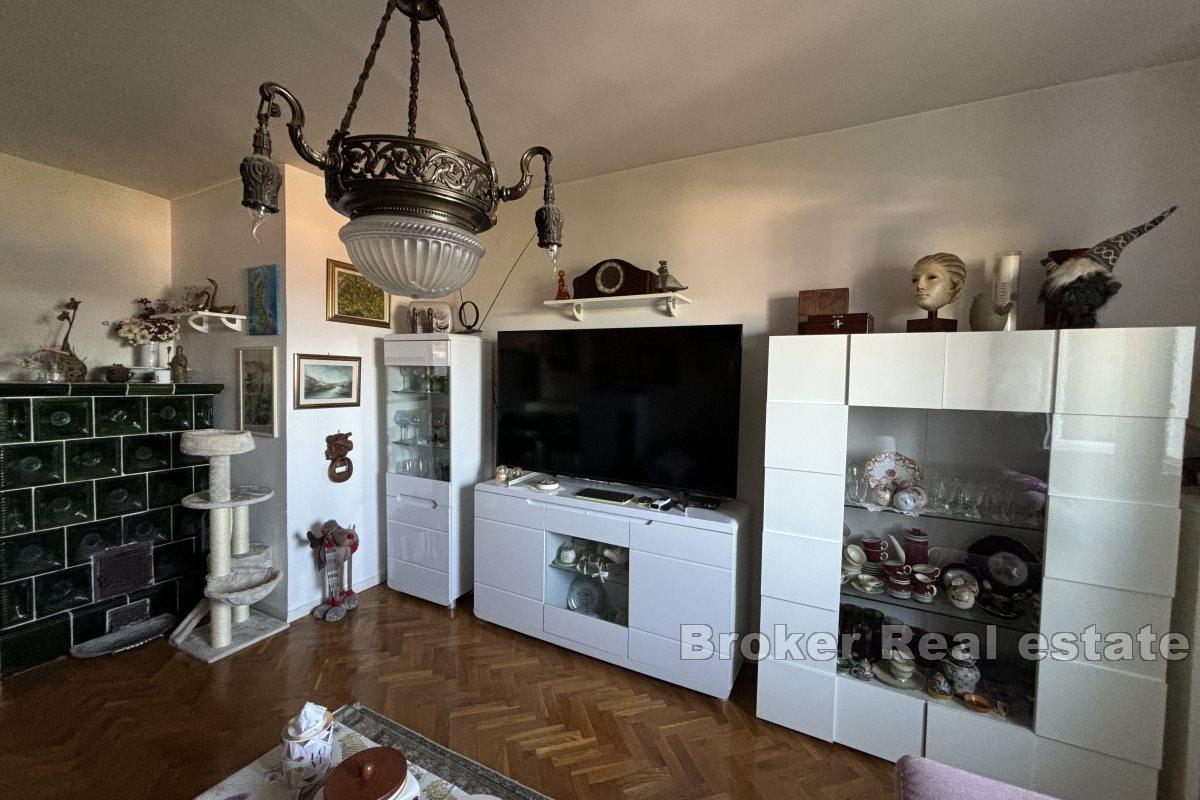 Zwei-Zimmer-Wohnung mit Meerblick und großem Garten