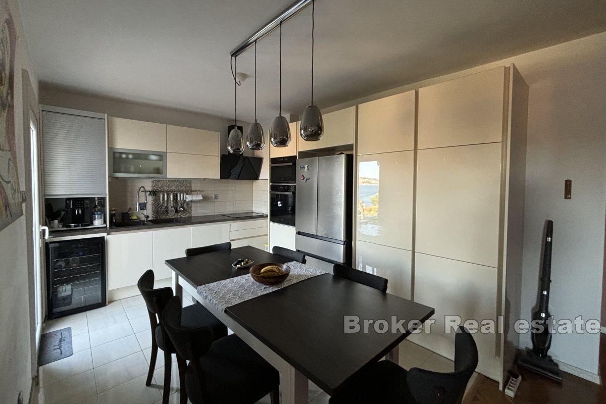 Appartamento con due camere da letto con vista sul mare e ampio giardino