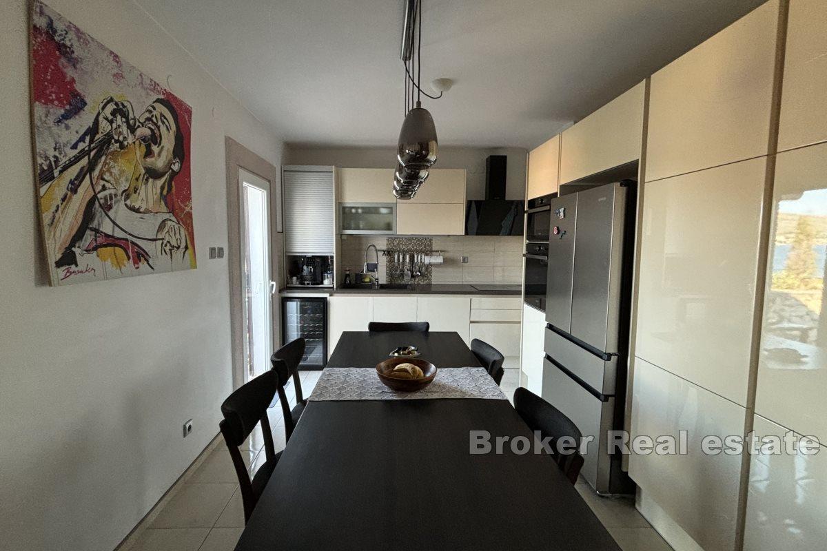 Двухкомнатная квартира с видом на море и просторным садом