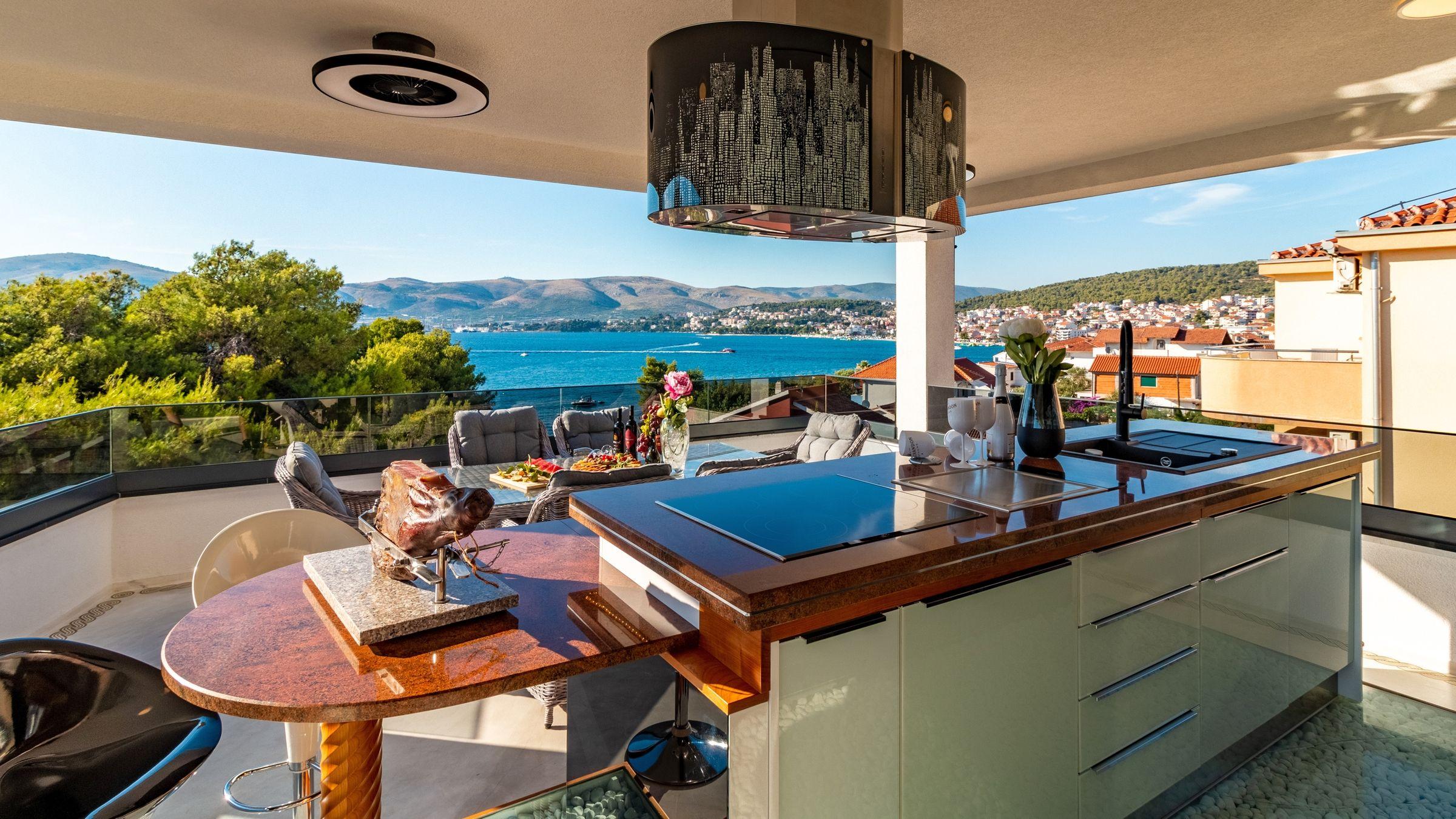 Lyxig villa med panoramautsikt över havet