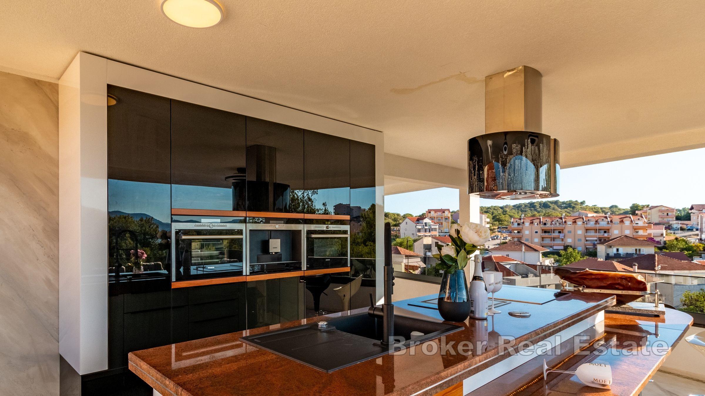 Lyxig villa med panoramautsikt över havet