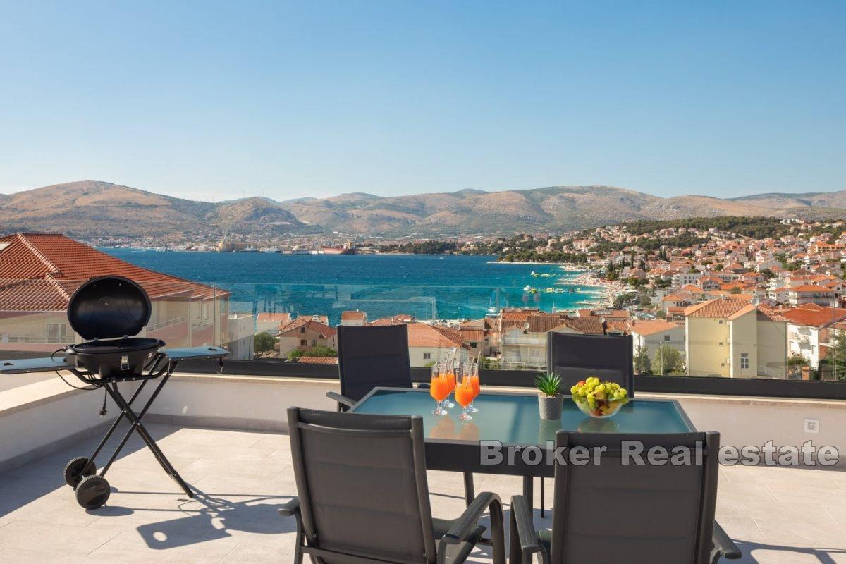 Роскошная двухкомнатная квартира с видом на море