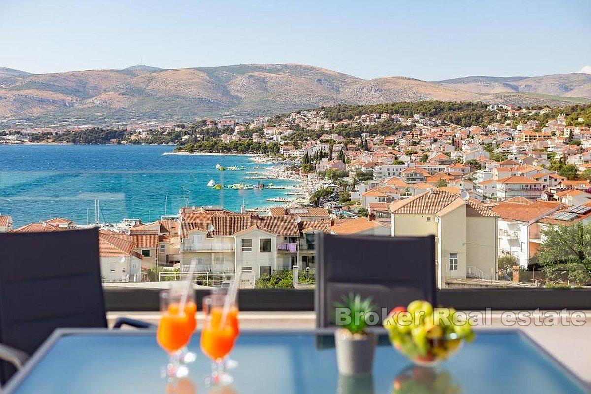 Роскошная двухкомнатная квартира с видом на море