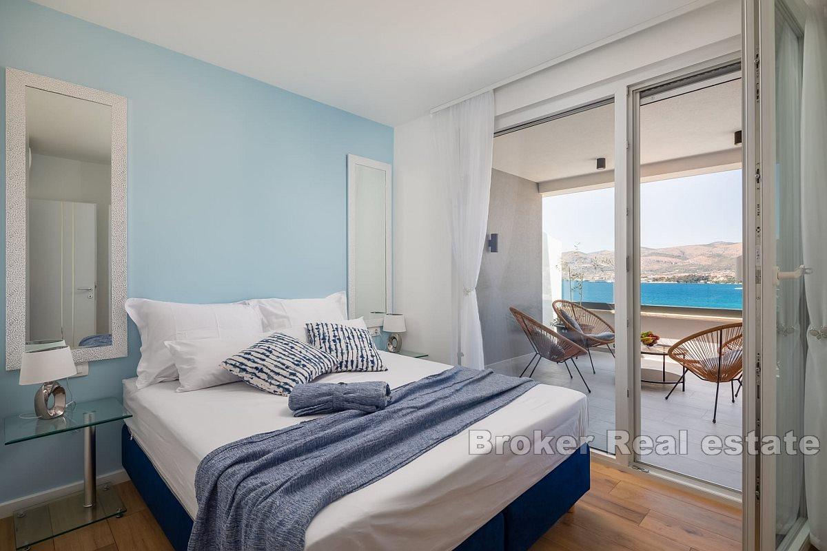 Роскошная двухкомнатная квартира с видом на море