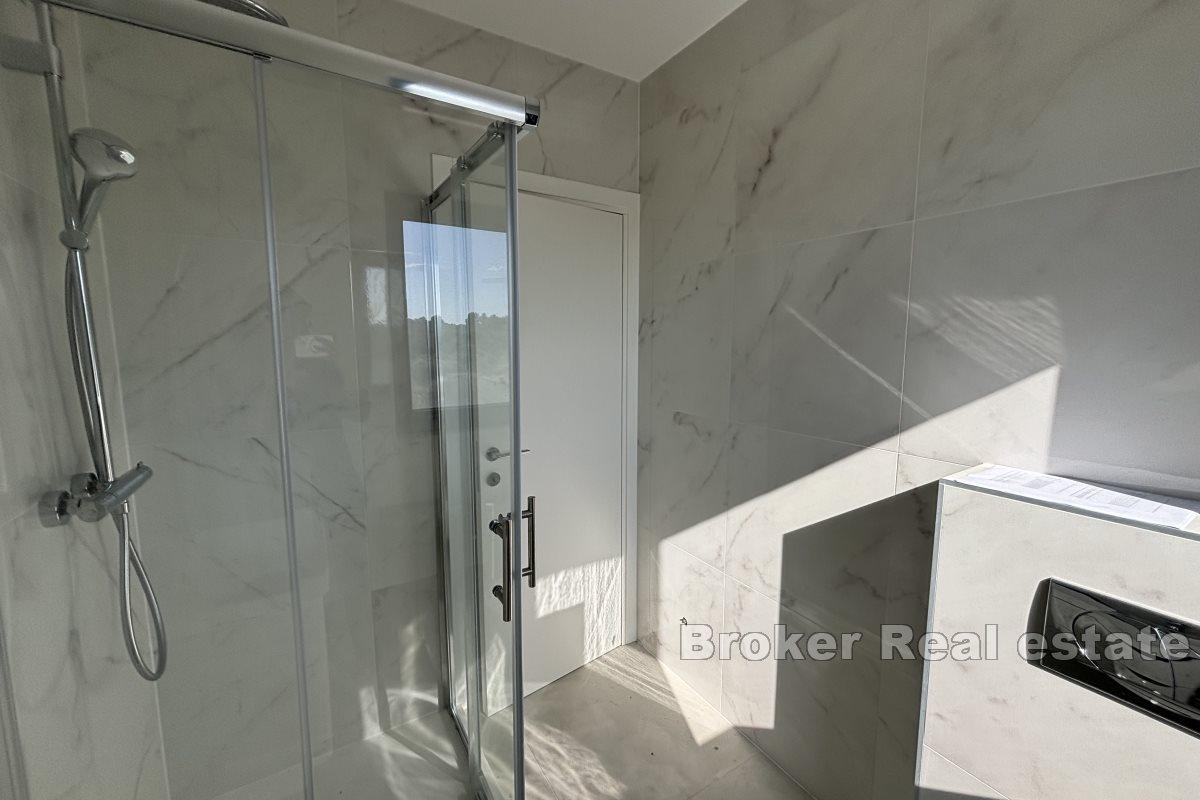 Takvåning med havsutsikt och takterrass