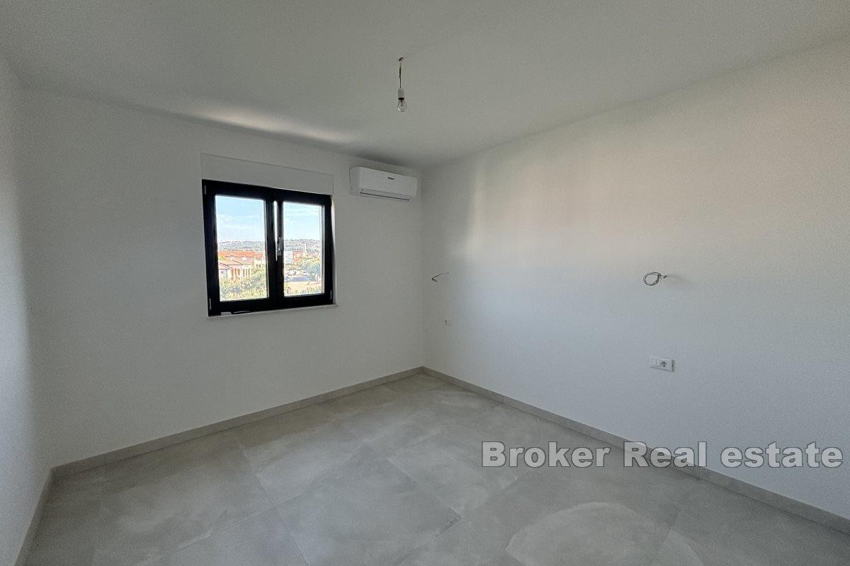 Takvåning med havsutsikt och takterrass